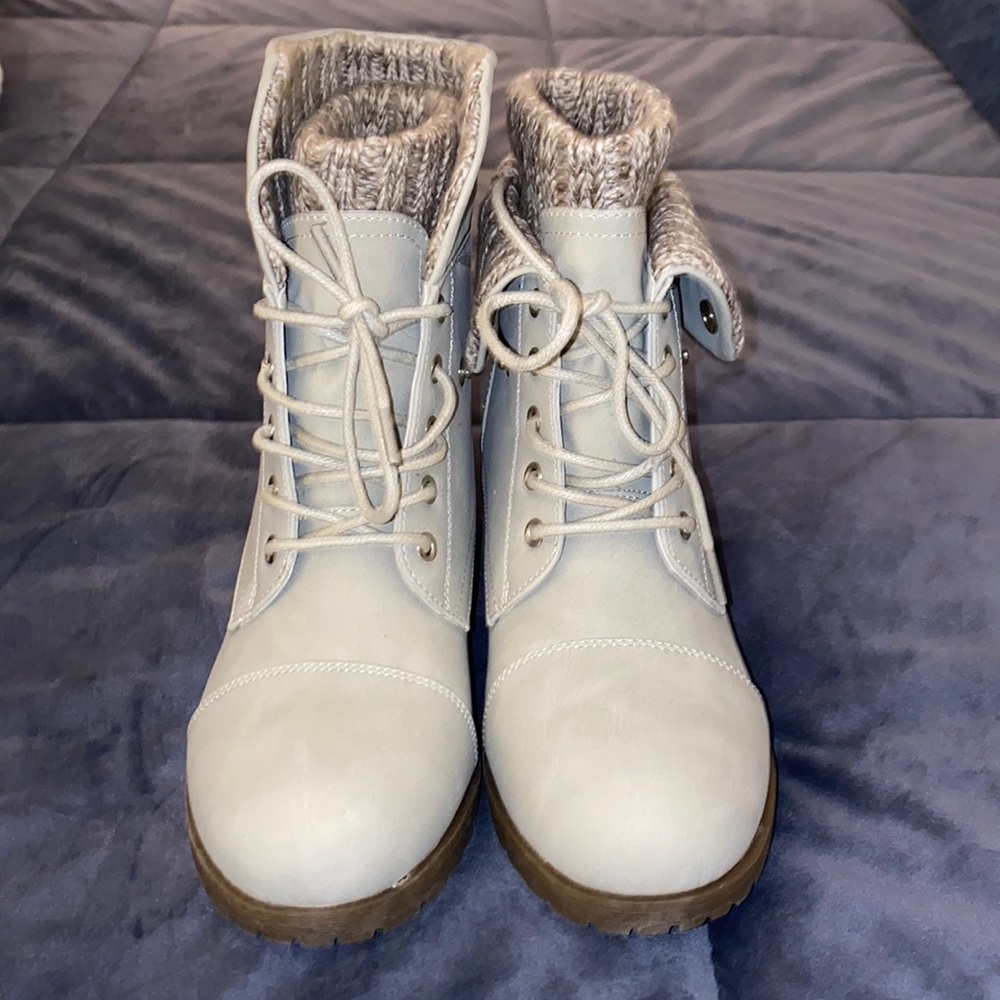 Light gray boots with Sweater lining